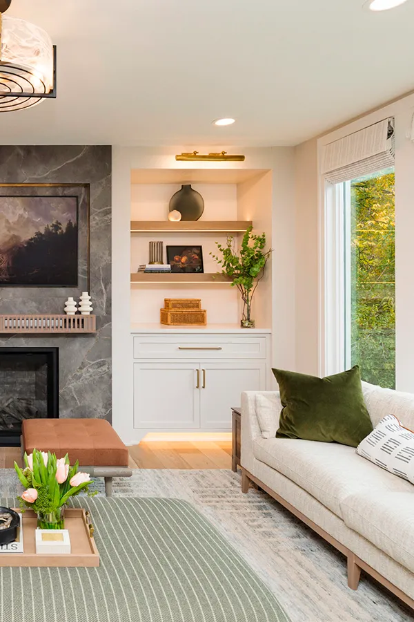 Living room with green throw pillow 